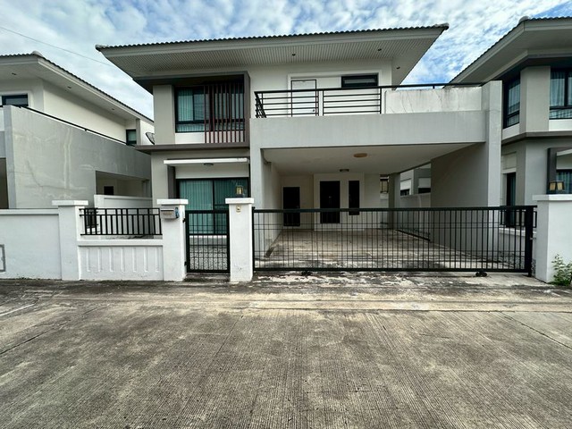 TEL : 092-288 9359 คุณดนิตาLine : https://line.me/ti/p/yxo92dHWP1รายละเอียด : ขนาดบ้านพื้นที่ใช้สอย 230 ตรม. 3 ห้องนอน 3 ห้องน้ำ พร้อมอ่างอาบน้ำร้อน Free ฟรี บริการตัดหญ้า ทำความสะอาดหญ้าเทียมรอบบ้านประจำเดือน, Internet wifi, ล้างแอร์รายปีสิ่งอำนวยความสะดวก : - ฟิตเนส- สระว่ายน้ำ- คลับเฮาส์- สนามเด็กเล่น- สวนหย่อม- ระบบกล้องวงจรปิด- เจ้าหน้าที่รักษาความปลอดภัยสถานที่ใกล้เคียง : - เจ-พาร์ค- รร.อัสสัมชัญศรีราชา- ตึก�