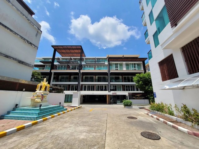    ขายคอนโด โครงการ เดอะ พริวิลเลจ แอท เบย์คลิฟ ห่างจาก หาดป่าตอง 3.80 กม.  ถนน พระบารมี ตำบล ป่าตอง อำเภอ กะทู้ จังหวัด ภูเก็ต  ราคาโปรโมชั่น 7,963,000  บาท    ลดจาก 12,428,000   บาท ราคาโปรโมชั่นตั้งแต่วันที่  2 มีนาคม - 31 พฤษภาคม 2569  รายละเอียดทรัพย์ -  พื้นที่ใช้สอย 109.30 ตร.ม.  พิกัดทรัพย์ : https://maps.app.goo.gl/Ed1DCG6JBXHdHq6H9  สถานที่ใกล้เคียง   -  หาดป่าตอง  3.80 กม. -  ตลาดสดบันซ้าน  3.80 กม. -  บิ๊กซี เอ็กซ์ตร้า ภูเก็ต 3.90 กม. -  