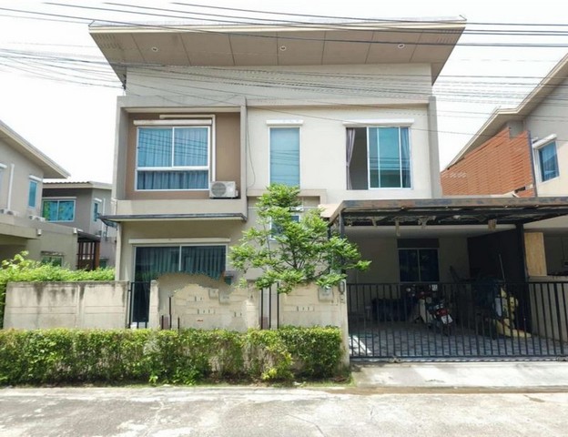 TEL : 092-288 9359 คุณดนิตาLine : https://line.me/ti/p/yxo92dHWP1รายละเอียด : บ้านแฝด 2 ชั้น พื้นที่ใช้สอย 32.8 ตร.ว.4 ห้องนอน  3 ห้องน้ำแอร์ครบทุกห้องนอนชั้น 2ผ้าม่านทั้งหลังจอดรถได้ 2 คันต่อเติมโรงจอดรถ และ ครัวไทยหลังบ้านขนาดใหญ่แถมฟรี : Hood ดูดควัน เตาแก๊สฝัง 2 หัวเตาอบ (แบรนด์ Häfele ทั้งชุด)สิ่งอำนวยความสะดวกในโครงการ : - สวนส่วนกลางขนาดใหญ่- สระว่ายน้ำ- ฟิตเนส- ระบบกล้อง CCTV ทั้งโครงการ- ระบบคีย์การ์ดเข้า-�