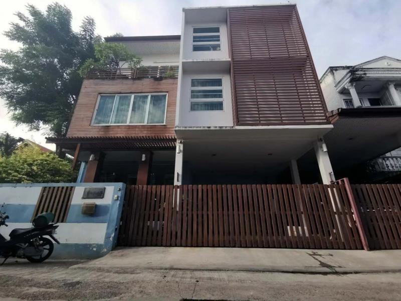    ขายบ้านเดี่ยว โครงการ รวมพร วิลล่า  ห่างจาก MRT สถานีบางรักน้อยท่าอิฐ  1.00 กม.  ซอย แก้วนุกูล ถนน ไทรม้า-บางรักน้อย-ท่าอิฐ ตำบล ไทรม้า อำเภอ เมืองนนทบุรี จังหวัด นนทบุรี  ราคาโปรโมชั่น  8,306,000    บาท    ลดจาก  9,984,000  บาท ราคาโปรโมชั่นตั้งแต่วันที่  2 มีนาคม - 31 พฤษภาคม 2569  รายละเอียดทรัพย์ -  เนื้อที่ 100.00 ตร.ว.   พื้นที่ใช้สอย 505.00 ตร.ม. -  4 ห้องนอน 6 ห้องน้ำ   -  ที่จอดรถ 2 คัน -  บ้านหันไปทางทิศ ตะว