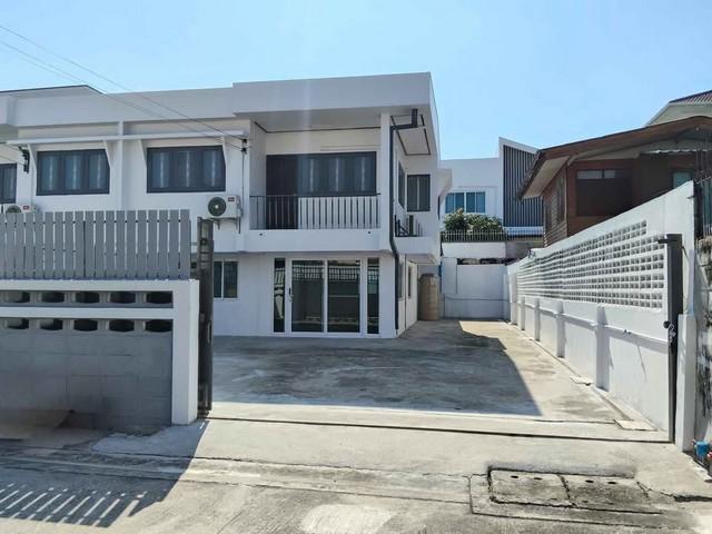 ให้เช่าบ้าน 2 ชั้น 50 ตรว. โชคชัย 4 ซอย 56 รีโนเวทใหม่ ทำเลดี แหล่งชุมชน เหมาะอยู่อาศัยและทำออฟฟิศติดต่อ:: ชยา โทร/ID Line:: 0942823961Link Line:: https://line.me/ti/p/3xFA1An8Kcรหัส# T26-367บ้าน 2 ชั้น โชคชัย 4 ซอย 56 รีโนเวทใหม่ เครื่องใช้ไฟฟ้าใหม่ ทำเลดี แหล่งชุมชนบ้านเพิ่งรีโนเวท แอร์ เครื่องใช้ไฟฟ้าใหม่ทั้งหมด- ที่ดิน 50 ตร.ว.- 3 ห้องนอน 2 ห้องน้ำ- พื้นที่จอดรถในบ้านได้ 2-3 คัน- แอร์ 4 เครื่อง- เครื่องทำน้ำอุ่น 2 เครื่อง 