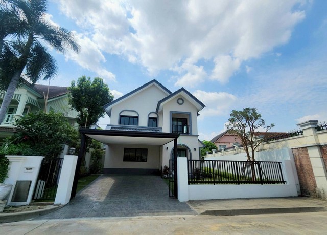 ลัดดารมย์ ปิ่นเกล้า หลังริมบ้านรีโนเวทใหม่แบรนด์ Q house ดีไซน์สวยทันสมัย ภายในกว้างมีห้องอเนกประสงค์ชั้นล่าง พร้อม living room มีพื้นที่ใช้สอยครบถ้วนได้อย่างลงตัว บ้านด้านข้างไม่ติดใคร บรรยากาศสวนดอกไม้ ลมพัดเย็นสบายทั้งวัน โครงการทำเลศักยภาพติดถนนกาญจนาภิเษก เดินทางไปปิ่นเกล้าง่าย ใกล้รถไฟฟ้าสีน้ำเงินและสีม่วงขายบ้านเดี่ยว ลัดดารมย์ ปิ่นเกล้า บ้านสวย ทำ�