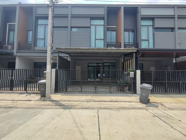 ขายทาวน์โฮมเวิร์ฟ พระราม9 Verve Rama 9 ถนนเลียบวงแหวนกาญจนาภิเษกรายละเอียด :- ดูรูปเพิ่ม https://bit.ly/3qpZn4wVDO Youtube : https://youtu.be/hDrpOdyFMVU?si=QUq_hATYxs_j4e8Chttps://www.winnerestateplus.com/ติดต่อพี่เปี๊ยก Tel :098.628.7956 ขายเวิร์ฟพระราม 9(VERVE Rama 9) ฟรี เฟอร์นิเจอร์เครื่องใช้ไฟฟ้าร่วม 30 รายการ มูลค่าร่วม 5 แสนบาท หิ้วกระเป๋าเข้าอยู่ได้เลย กว้าง 5.5 M จอดรถได้ 2 คัน  โดย เอสซี แอส ออกแบบให้โล่งโปร่งเพดานสูง 3 M ห้องนอนกว้างใหญ่ พร้อมสมาร์ทโฮมระ�