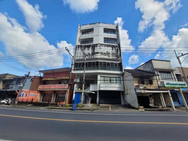    ขายสำนักงาน พังงา ถนน เพชรเกษม ราคาโปรโมชั่น ลดพิเศษ  ถนน เพชรเกษม(4) ตำบล ท้ายช้าง อำเภอ เมืองพังงา จังหวัด พังงา  ราคาโปรโมชั่น  7,175,000   บาท    ลดจาก  9,486,000  บาท ราคาโปรโมชั่นตั้งแต่วันที่  2 มีนาคม - 31 พฤษภาคม 2569  รายละเอียดทรัพย์ -  เนื้อที่ 50.30 ตร.ว.  พื้นที่ใช้สอย 834.10 ตร.ม. -  บ้านหันไปทางทิศ ตะวันตก  พิกัดทรัพย์ : https://maps.app.goo.gl/fgcMGmaZPJFsFibe8  สถานที่ใกล้เคียง   -  บิ๊กซี พังงา -  โรงพยาบาลพังงา -  ส�