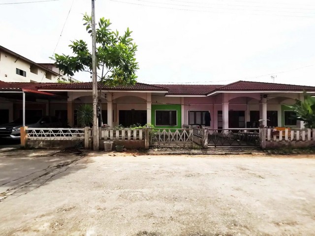   ขาย บ้านเดี่ยว/ทาวน์เฮ้าส์/คอนโด โครงการ  ทาวน์เฮ้าส์ เพชรไพรัช ถนน สายสุราษฎร์ธานี-บ้านนาสาร ตำบล ขุนทะเล อำเภอ เมืองสุราษฎร์ธานี จังหวัด สุราษฎร์ธานี  ราคาโปรโมชั่น   1,083,000   บาท    ลดจาก    1,265,000  บาท ราคาโปรโมชั่นตั้งแต่วันที่  2 มีนาคม - 31 พฤษภาคม 2569  รายละเอียดทรัพย์ -  เนื้อที่ 30.00 ตร.ว.  พื้นที่ใช้สอย 105.00 ตร.ม. -  บ้านหันไปทางทิศ ตะวันตกเฉียงเหนือ  พิกัดทรัพย์ : https://maps.app.goo.gl/nnftS593vLxWoVUU8