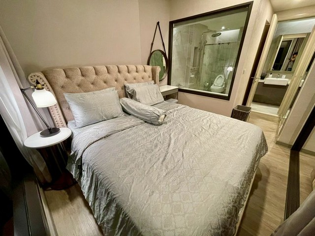 TEL : 092-288 9359 คุณดนิตาLine : https://line.me/ti/p/yxo92dHWP1รายละเอียด : เนื้อที่ขนาด 36 ตรม. ชั้น 35 วิวภูเขา เงียบสงบ เป็นส่วนตัว1 ห้องนอน 1 ห้องน้ำ เตียงสไตล์เจ้าหญิง สวยงาม น่านอนโซฟาปรับเอนนอนได้ เหมาะดูทีวีหรือพักผ่อนเฟอร์นิเจอร์ครบ เครื่องใช้ไฟฟ้าครบฟรีอินเทอร์เน็ตล้างแอร์ฟรีปีละ 2 ครั้งทำความสะอาดฟรีสัปดาห์ละ 2 วันมีเครื่องกรองน้ำดื่มจุดเด่นโครงการ :- คอนโดหรู พร้อมสิ่งอำนวยความส�