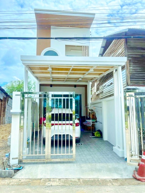 วัดเขาทอง 600 ม. พยุหะคีรี  ใกล้ ม.มหิดล นครสวรรค์ 800 ม.  บ้านใหม่ 2 ชั้นสภาพสวย 3 นอน 3 น้ำ 50 ตร.ว. 200 ตร.ม. 9,499 B-M. พร้อมเฟอร์ฯ ทำเลเงียบสงบ เดินทางสะดวก ใกล้ตลาดเขาทอง 900 ม.และแหล่งชุมชนสำคัญ สี่แยกยางตาล WatKhaoThong 600m Phayuhakhiri Mahidol University NakhonSawan 800m. Beautiful 2story house with 3 bed 3 bath  50 sq.wa. 200 sq.m. price 9,499 B-M fully furnished quiet location convenient access close to Khao Thong market 900 m.and community amenities at Yang Tan intersectionถ.พหลโยธิน 3311 ตำบลเขาทอง อำเภอพยุหะคีรี จังหวัดนครสวรรค์บ้านใหม่ 2 ชั้น สภาพ�