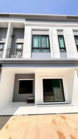 #ให้เช่าบ้านพานทองชลบุรี????????บ้านเช่า ไบรตัน อมตะ ศุขประยูร ห่างจากถนนศุขประยูร 200 เมตร เดินทางสะดวก ติดเฟส 7 8 9 10????3ห้องนอน 3ห้องน้ำ ????1 ห้องนั่งเล่น ????มีพื้นที่หลังบ้าน สำหรับซักล้าง????จอดรถในบ้าน 2 คัน????เข้าออกโครงการด้วยคีย์การ์ด????เจ้าหน้าที่รักษาความปลอดภัย 24 ชม.????แอร์ 2 ตัว ห้องนอนใหญ่ และห้องรับแขก ????ม่านทั้งหลัง ????ถังสำรองน้ำและเครื่องปั๊มน้ำ✅สิ่งอำนวยความสะ