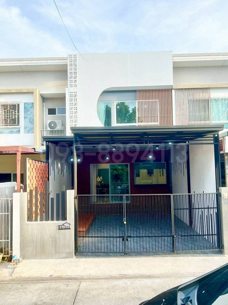 ทาวน์โฮม มบ.อินดี้ บางนา-ตราด กม.26 ซอย 4 ถ.บางนา-ตราด บางบ่อ สมุทรปราการ (ซอยเอแบค)** รายละเอียด **เนื้อที่ 22 ตรว.2 ห้องนอน 3 ห้องนํ้า1 ที่จอดรถหน้าบ้านหันหน้าทางทิศตะวันออกส่วนกลาง- สระว่ายน้ำ- สวนสาธารณะ- ฟิตเนส- สนามเด็กเล่น- ระบบรักษาความปลอดภัย- รปภ.24 ชม.- กล้องวงจรปิดสถานที่ใกล้เคียง- ใกล้ เมกา บางนา ( Mega Bangna ) - ใกล้ ห้างสรรพสินค้า Home Pro & Lotus - ใกล้ มหาวิทยาลัย ABAC บางนา - ใกล้ รร.�