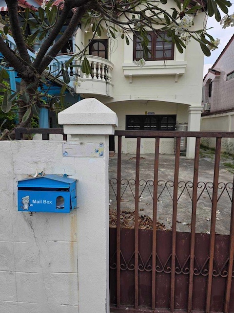 BH3956 ให้เช่าบ้านแฝด 2 ชั้น สุขุมวิท 101 ปุณณวิถี 22 ใกล้ BTS ปุณณวิถี ทำเลดี บ้านสวย พร้อมอยู่ติดต่อ Agent คุณบัว (Bua)Tel: 093-646-4597 LINE ID: Bua093ราคาเช่า 20,000 บาท ต่อเดือนรายละเอียดทรัพย์บ้านแฝด 2 ชั้น ในโครงการหมู่บ้านรังสิยา ย่านสุขุมวิท 101 ปุณณวิถี 22 บรรยากาศเงียบสงบ เป็นส่วนตัว เหมาะสำหรับครอบครัวหรือผู้ที่ต้องการอยู่อาศัยในทำเลใจกลางเมือง เดินทางสะดวก ใกล้รถไฟฟ้ารายละเอียดบ้านพื้�