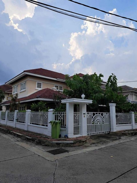 ขาย - ให้เช่าบ้านเดี่ยว 2 ชั้น หลังมุม 75 ตร.ว. 4 ห้องนอน โครงการหมู่บ้านยิ่งรวยนิเวศน์ ซอยถนนประชาชื่น เลียบคลองประปา ใกล้รถไฟฟ้าสายสีชมพู*** ราคาขาย 13 ล้านบาท (ค่าโอนคนละครึ่ง)*** ราคาเช่า 40,000 บาท / เดือนติดต่อ:: ชยา โทร/ID Line:: 0942823961   Link Line:: https://line.me/ti/p/3xFA1An8Kcรหัส# T26-363บ้านเดี่ยว 2 ชั้น โครงการหมู่บ้านยิ่งรวยนิเวศน์ ซอยบางมดแลนด์ ถนนประชาชื่น เลียบคลองประปา บ้านเดี่ยวหลังมุม พื้นที่กว�