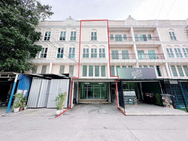 รหัสทรัพย์ N0856ขายและให้เช่า อาคารพาณิชย์ 3.5 ชั้น ทำเลทอง ถนนนวมินทร์ ใกล้ตลาดปัฐวิกรณ์ที่ตั้ง : ถนนนวมินทร์ แขวงคลองกุ่ม เขตบึงกุ่ม&nbsp;กรุงเทพมหานคร 10230รายละเอียดทรัพย์- อาคารพาณิชย์ 3.5 ชั้น&nbsp;เนื้อที่ 16.9 ตารางวา พื้นที่ใช้สอย 210 ตารางเมตร- 4&nbsp;ห้องน้ำ, 1 ห้องรับแขก, 1 ที่จอดรถ- ทำเลดีมาก เหมาะแก่การค้าขายทุกรูปแบบ, โฮมออฟฟิศ หรือหน้าร้านโชว์สินค้า- ตัวอาคารหันหน้าทางท