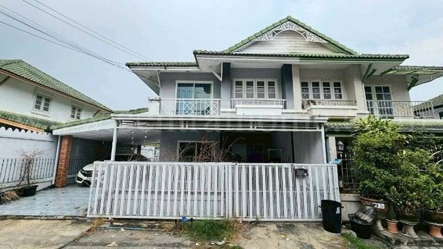 รหัสทรัพย์ : N0914บ้านแฝด พฤกษา 12 รังสิต - คลอง 3 ราคาถูกที่สุดในโครงการที่ตั้ง : ถนนรังสิต-นครนายก ตำบลคลองสาม&nbsp;อำเภอคลองหลวง จังหวัดปทุมธานี 12120รายละเอียดทรัพย์&nbsp;- บ้านแฝด 2 ชั้น เนื้อที่ 35&nbsp;ตารางวา เนื้อที่ใช้สอย 120 ตารางเมตร (มีพื้นที่ข้างบ้าน)- 3&nbsp;ห้องนอน, 2&nbsp;ห้องน้ำ, 1 ห้องนั่งเล่น, 1 ห้องครัว, 1 ห้องเก็บของ, 2 ที่จอดรถ-&nbsp;ต่อเติมครัว พร้อมเคาน์เตอร์ครัว และ&nbsp;ต่อหลังคาห�