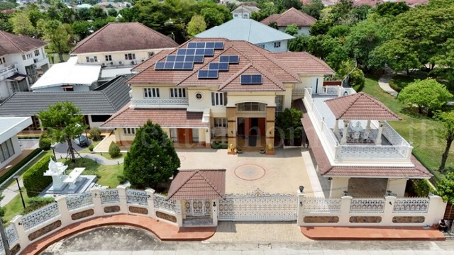 รหัสทรัพย์ N0854บ้านเดี่ยว 367 ตารางวา ลัดดารมย์ รัตนาธิเบศร์ แปลงริม หลังใหญ่ที่สุดในโครงการที่ตั้ง : ถนนรัตนาธิเบศร์ ตำบลไทรม้า อำเภอเมืองนนทบุรี จังหวัดนนทบุรี 11000รายละเอียดทรัพย์- บ้านเดี่ยว 2 ชั้น 1 หลัง, บ้านพักรับรอง 1 ชั้น 1 หลัง-&nbsp;ขนาดเนื้อที่ 367 ตารางวา พื้นที่ใช้สอยรวม 1,200 ตารางเมตร แปลงริมสุดซอย-&nbsp;6 ห้องนอน, 8 ห้องน้ำ,&nbsp;2 ห้องรับแขก, 2 ห้องนั่งเล่น, 1 ห้องจัดเลี้ยง