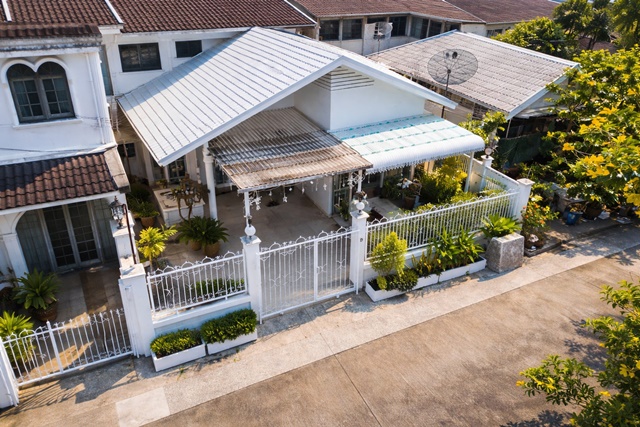 MRTโชคชัย4 1.8กม. MRTลาดพร้าว71 1.4กม. รพ. เปาโล โชคชัย4  950 ม.. ทำเลลาดพร้าว บ้านชั้นเดียวกว้างขวาง 2-3นอน 2น้ำ 45ตร.ว. 180ตร.ม. 18,499 B-M.ตลาดโชคชัย 4 500 ม.เดินทางสะดวก เชื่อมต่อถนนหลายเส้นทาง ร่มรื่น เงียบสงบ เหมาะอยู่อาศัย โฮมออฟฟิศ หรือไลฟ์ขายของออนไลน์  เดินทางสะดวก ใกล้แหล่งชุมชนMRT Chokchai4 1.8km.MRT LatPhrao71 1.4km. Paolo Chokchai4 Hospital 950m. spacious single story house 2-3bed 2bath 45sq.wa. 180sq.m. shady and quiet ideal for living home office or online sales 18,499 B-M convenient Ladprao close to amenities and Chokchai 4 Market 500 m. easy access to multip