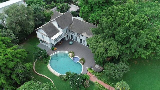 ขายบ้านพร้อมที่ดิน ซอยพระแม่การุณย์ 19 (ทางเข้าซอยติวานนท์ 56) ที่ดิน 3-0-64.9 ไร่ให้เช่า เดือนละ 300,000 บาท ราคาขาย 100,000,000 บาท ค่าใช้จ่ายในกหารโอนฝ่ายละครึ่ง      บ้านหลังใหญ่  - ชั้น 1 ห้องนอนติดสวนน้ำตก 1 ห้องน้ำ - ชั้น 2 มี 4 ห้องนอน 3 ห้องน้ำ - ชั้นใต้หลังคาชั้น 3 มี 1 ห้องนอน และห้องเล็ก - 1 ห้องทานข้าว 1 ห้องนั่งเล่น 1 ห้องครัว - สระว่ายน้ำ - ศาลาขนาดใหญ่ทรง 8 เหลี่ยมติดแม่น้ำ - ศาลาระเบี�