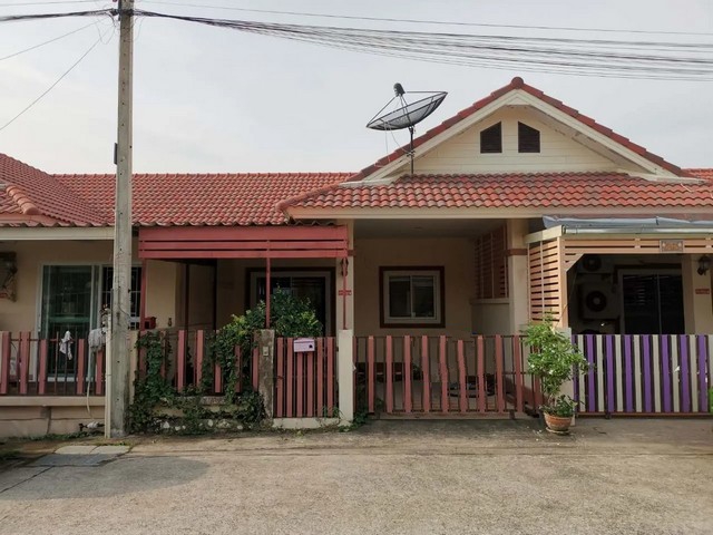   ขาย บ้านเดี่ยว/ทาวน์เฮ้าส์/คอนโด โครงการ ทาวน์เฮ้าส์ บุญรักษาวิลล์ 2 ศรีราชาซอย เสาปั้นจั่น-ห้วยตาหมึก ถนน เฉลิมพระเกียรติ ตำบล บ่อวิน อำเภอ ศรีราชา จังหวัด ชลบุรี  ราคาโปรโมชั่น    1,047,000  บาท    ลดจาก  1,250,000    บาท ราคาโปรโมชั่นตั้งแต่วันที่  2 มีนาคม - 31 พฤษภาคม 2569  รายละเอียดทรัพย์ -  เนื้อที่ 24.00 ตร.ว.  พื้นที่ใช้สอย 84.00 ตร.ม. -  2 ห้องนอน  2 ห้องน้ำ  -  บ้านหันไปทางทิศ ใต้  พิกัดทรัพย์ : h