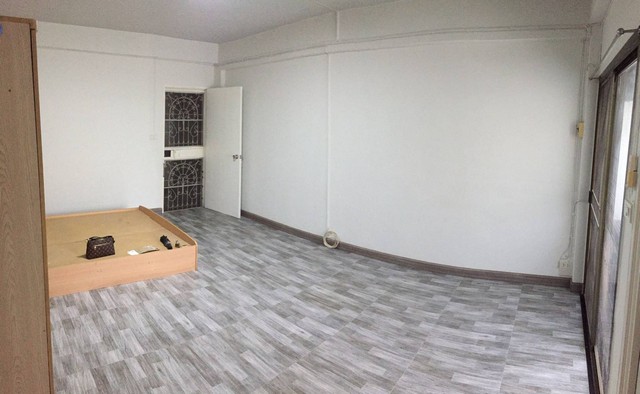 คอนโด DC Tower อาคาร B ชั้น 8ขายคอนโด D.C. Tower ลาดพร้าว 112 ใกล้รถไฟฟ้า ราคาถูก 530,000 บาท เจ้าของขายเองรายละเอียดประกาศ- ที่ตั้ง : คอนโด D.C. Tower (ดี.ซี.ทาวเวอร์) ซอยลาดพร้าว 112 ห่างจากปากซอยเพียง 500 เมตร- ห้องขนาด 25.5 ตร.ม. ตึก B ชั้น 8- 1 ห้องนอน | 1 ห้องน้ำ- ราคาขายเพียง 530,000 บาท รวมโอนเฟอร์นิเจอร์ครบ พร้อมอยู่• แอร์• ตู้เสื้อผ้า• เตียงนอน• อ่างล้างหน้าจุดเด่นโครงการ / ทำเล- พร้อมเข้าอยู่ทันที- ตรง