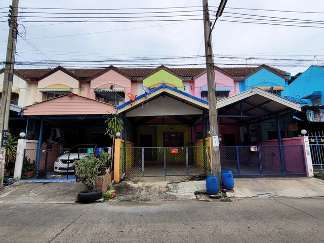   ขาย บ้านเดี่ยว/ทาวน์เฮ้าส์/คอนโด โครงการ  ขาย ทาวน์เฮ้าส์ วโรชา 4 บางเสาธง  ถนน คลองด่าน-บางพลี ตำบล บางเสาธง อำเภอ บางเสาธง จังหวัด สมุทรปราการ  ราคาโปรโมชั่น 1,204,000     บาท    ลดจาก  1,350,000    บาท ราคาโปรโมชั่นตั้งแต่วันที่  2 มีนาคม - 31 พฤษภาคม 2569  รายละเอียดทรัพย์ -  เนื้อที่ 18.00 ตร.ว.   พื้นที่ใช้สอย 108.00 ตร.ม.  -  บ้านหันไปทางทิศ ตะวันตก  พิกัดทรัพย์ :  https://maps.app.goo.gl/Rn3ztC5GpXfJqfct9  สถานที่ใกล้เคียง   -  �