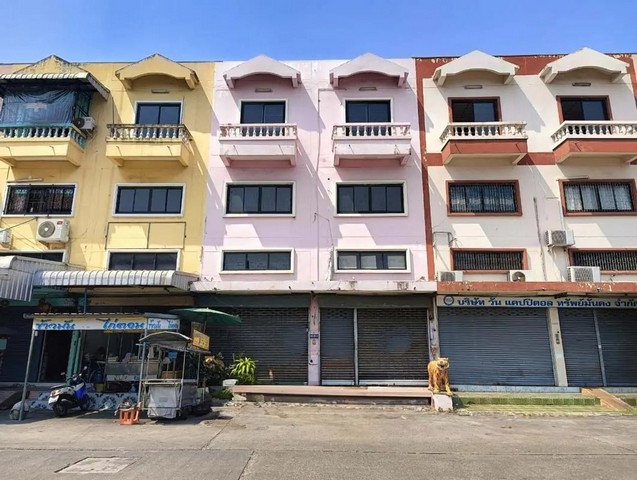   ขาย บ้านเดี่ยว/ทาวน์เฮ้าส์/คอนโด โครงการ อาคารพาณิชย์ ทรัพย์เจริญธานี กระทุ่มแบน สมุทรสาครถนน เศรษฐกิจ 1 ตำบล คลองมะเดื่อ อำเภอ กระทุ่มแบน จังหวัด สมุทรสาคร  ราคาโปรโมชั่น   3,437,000   บาท    ลดจาก  5,400,000.    บาท ราคาโปรโมชั่นตั้งแต่วันที่  2 มีนาคม - 31 พฤษภาคม 2569  รายละเอียดทรัพย์ -  เนื้อที่ 32.40 ตร.ว.  พื้นที่ใช้สอย 361.60 ตร.ม. -  3 ห้องนอน  2 ห้องน้ำ  -  บ้านหันไปทางทิศ ตะวันออกเฉียงใต้   พิกั