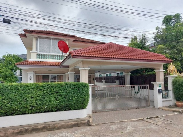 TEL:088-559 5199 คุณเอLine:https://line.me/ti/p/C0eGe0whLXให้เช่า หมู่บ้าน อัมพรเพลส ศรีราชาบ้านพร้อมอยู่ หิ้วกระเป๋า เข้าอยู่ได้เลยราคาเช่า 25,000 บ/ดมัดจำ 2 เดือน - ล่วงหน้า 1 เดือนพื้นทึ่ 102 ตรว.3 ห้องนอน 3 ห้องน้ำจอดรถได้ 3 คันเหมาะสำหรับครอบครัวชาวต่างชาติ รักความสะอาด ชอบความสงบและปลอดภัย เดินทางสะดวกสบายใกล้ทุกแหล่ง..ในการดำเนินชีวิตประจำวัน..ที่ทำงาน โรงเรียน โรงพยาบาล ห้างสรรพสินค้า- แอร์ 