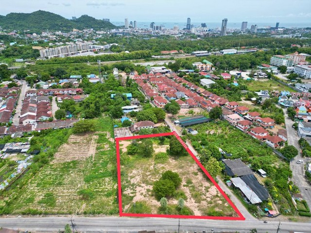 TEL : 092-288 9359 คุณดนิตาLine : https://line.me/ti/p/yxo92dHWP1ที่ดินทำเลทอง ใจกลางแหล่งชุมชน เห็นแล้วต้องรีบคว้าไว้ก่อนใครโอกาสดีสำหรับนักลงทุน หรือผู้ที่มองหาอนาคตของความคุ้มค่าที่ดินเปล่า  2 ไร่ 3 งาน 77 ตารางวาหน้าที่ดินติดถนนสาธารณะ ประมาณ 55 เมตรแปลงที่ดินถมสูงกว่าถนนแล้วตารางวาละ 30,000 บาท[ ต่อรองได้ ]ราคารวม 35,310,000 บาททำเลศักยภาพสูง ติดถนนสาธารณะถึง 2 ด้านตั้งอยู่ ตรงข้ามหมู่บ้านมณีริน�