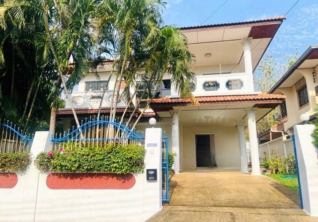 TEL : 092-288 9359 คุณดนิตาLine : https://line.me/ti/p/yxo92dHWP1รายละเอียด : บ้านเดี่ยว 2 ชั้น  ขนาดเนื้อที่ 81 ตรว.4 ห้องนอน 3 ห้องน้ำ จอดรถ 2 คัน มี รปภ ดูแล 24 ชม มี สระว่ายน้ำ ส่วนกลาง ราคาขาย 8.9 ล้านบาทค่าใช้จ่าย ณ วันโอน 50/50สถานที่ใกล้เคียง : - โลตัส โกเฟรช เขาตาโล : 200 เมตร- 7-11 : 200 เมตร- โรงเรียนวัดบุญสัมพันธ์ : 600 เมตร- โรงพยาบาลจอมเทียน : 1.5 กิโลเมตร- โรงพยาบาลเมืองพัทยา : 3.5 กิโลเมตร- เทสโกโลตัส พัทยาใต้ : 1.6 กิโลเมตร- 