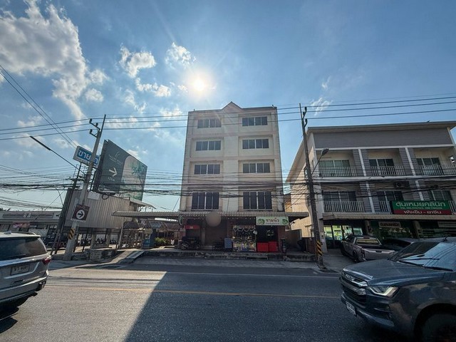 TEL:088-559 5199 คุณเอLine:https://line.me/ti/p/C0eGe0whLXขายอาคารพาณิชย์ 2 คูหา ถนนเก้ากิโล ศรีราชาอาคารพาณิชย์ 5 ชั้น หัวมุม ทำเลทอง ติดถนนใหญ่ถนนเก้ากิโล ศรีราชา ปากซอยเขาน้ำซับเหมาะทำ Home Office ศรีราชา / อาคารพาณิชย์ / อพาร์ตเมนต์ / โกดัง / โชว์รูม / ร้านค้า 24 ชม.ราคา 7.5 ล้านบาท (ต่อรองได้)ค่าโอนคนละครึ่งจุดเด่นอาคารพาณิชย์ 2 คูหา 5 ชั้น + ดาดฟ้าที่ดิน 61 ตร.วา | หน้ากว้าง 18 ม. ลึก 24 ม.หัวมุม มีพื้นที่ว่างรอบอา