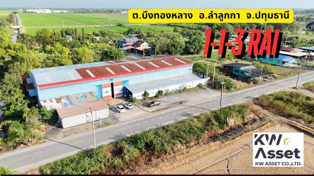 #ขายที่ดินพร้อมโกดังโรงงาน 1-1-3 ไร่ ต.บึงทองหลาง  อ.ลำลูกกา จ.ปทุมธานี#ราคาขาย  12,000,000 บาท (โอน 50/50)พื้นที่ใช้สอย โรงงานมากกว่า 1,000 ตารางเมตรที่ดินหน้ากว้างติดถนน 68 เมตรที่ดินลึก 25 เมตร- ออฟฟิศ 2 ห้อง I ห้องน้ำ 3 ห้อง- ห้องพักคนงาน  20 ห้อง I ห้องน้ำ 6 ห้อง- โกดังจอดรถ- พื้นหนา รองรับได้มากกว่า  5 ตัน- ความสูง 7-8 เมตรใกล้สถานที่ ; โรงแพลนปูน สยามควอลิตี้ 2.4 km. โรงงาน ผลิตสกินแคร์ 1.4 km. โรงงาน�