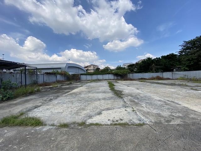 ให้เช่าที่ดิน 358 ตรว. ติดถนน ย่านเลียบด่วนรามอินทรา พื้นเทคอนกรีตแล้ว ใกล้ตลาดเลียบด่วน ใกล้รถไฟฟ้าสายสีชมพู สถานีวัชรพล*** ราคาเช่า 44,000 บาท/เดือน ติดต่อ:: ชยา  โทร/ID Line:: 0942823961   Link Line:: https://line.me/ti/p/3xFA1An8Kcรหัส # JD776ที่ดินติดถนน ย่าน เลียบด่วนรามอินทรา- เนื้อที่ 358 ตารางวา - หน้ากว้าง และลึก ประมาณ 40*33 ม- พื้นเทคอนกรีตแล้ว - เหมาะทำธุรกิจหลายอย่าง โกดัง โชวรูม หน้าร้าน- ทางเข้าจากถนนใหญ่ 1