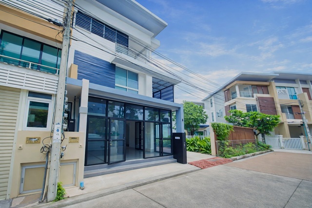 MRTแจ้งวัฒนะ ปากเกร็ด28 500ม. 38ตร.ว. 380ตร.ม. ป.ป.ท. ใกล้เซ็นทรัล แจ้งวัฒนะ 550 ม. ทาวน์โฮม 3 ชั้นหลังมุม 3 นอน 4 น้ำ  33,998B-M. ริมน้ำ วิวสวย รีโนเวทใหม่ เหมาะอยู่อาศัย หรือทำออฟฟิศ ทำเลศักยภาพสูง สถานศึกษา โรงพยาบาล และแหล่งไลฟ์สไตล์ครบครันMRT Chaengwattana Pakkret28 500m. 38sq.wa. 380sq.m. NACC Central Chaengwattana 550meters 3-story corner townhome 3bed 4bath 33,998B-M waterfront beautiful view newly renovated suitable for residence or office high potential location near Central Chaengwattana 550m. close to schools hospitals and complete lifestyle amenitiesถ.แจ้งวัฒนะ ตำบลบางพูด อำเ�