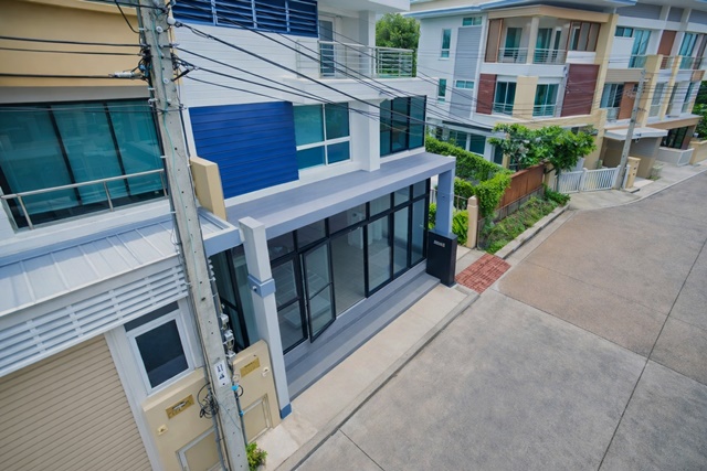 ป.ป.ท. ใกล้เซ็นทรัล แจ้งวัฒนะ 550 ม. ทาวน์โฮม 3 ชั้นหลังมุม 3 นอน 4 น้ำ MRTแจ้งวัฒนะ ปากเกร็ด28 500 ม. 38ตร.ว. 380ตร.ม. 33,999B-M. ริมน้ำ วิวสวย รีโนเวทใหม่ เหมาะอยู่อาศัย หรือทำออฟฟิศ ทำเลศักยภาพสูง สถานศึกษา โรงพยาบาล และแหล่งไลฟ์สไตล์ครบครันNACC Central Chaengwattana 550meters 3-story corner townhome 3bed 4bath MRT Chaengwattana Pakkret28 500m. 38sq.wa. 380sq.m. 33,999B-M waterfront beautiful view newly renovated suitable for residence or office high potential location near Central Chaengwattana 550m. close to schools hospitals and complete lifestyle amenitiesถ.แจ้งวัฒนะ ตำบลบางพูด อำเ�