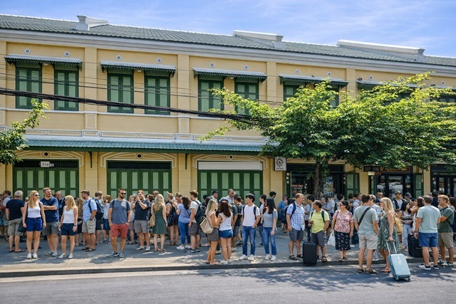 MRTวัดมังกร750ม. MRTสามยอด650ม. และถนนทรงวาด 2นอน 2น้ำ ทำเลเยาวราช  29 ตร.ว.  242 ตร.ม. อาคารพาณิชย์ 2.5 ชั้น 74,998-79,999B-M เหมาะทำคาเฟ่ ร้านอาหาร หรือธุรกิจไลฟ์สไตล์ ใจกลางแหล่งท่องเที่ยวและการค้า คนพลุกพล่านตลอดวันMRT WatMangkon 750m MRT SamYot 650m 2 beds 2baths prime Yaowarat SongWat Rd. within 1 km 29sqwa 242sqm commercial building 2.5Storeys 74,998-79,999B-M suitable for cafe restaurant or lifestyle business in vibrant high traffic districtถ. เยาวราช แขวงสัมพันธวงศ์ เขตสัมพันธวงศ์ กรุงเทพมหานคร 10100VDO 1minshttps://youtube.com/shorts/pEsYX23e5gM29 ตร.ว. 242 ตร.ม