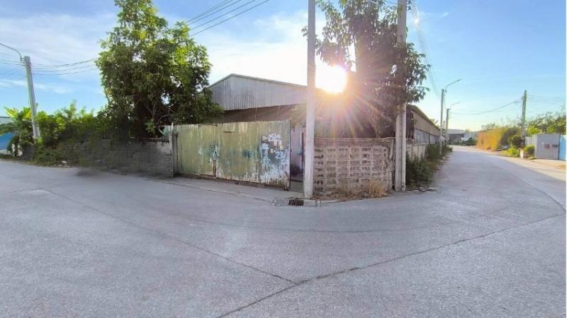 Hot Item ! ที่ดินพร้อมโกดังสินค้า เนื้อที่ 200 ตารางวาซอยลาซาล 52  - แบริ่ง 39 เข้าออกได้หลายเส้นทาง อาทิ  ด้านถนนสุขุมวิท เข้าซอยแบริ่ง ( แบริ่ง 33, 39 )เข้าซอยลาซาล ( ลาซาล 48, 52 ) และด้านถนนศรีนครินทร์ ซอยศรีด่าน 21โซนสีผังเมือง สีส้ม ( ย.6-46 โซนที่อยู่อาศัยหนาแน่นปานกลาง ) เหมาะทำโกดังสินค้า หรือพัฒนาเป็นอาคารพาณิชย์, อพาร์ทเม้นท์, หอพัก, บ้านพักอาศัย หรืออาคารสำนักงานต่าง ๆ สถานท�