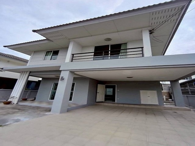 TEL:088-559 5199 คุณเอLine:https://line.me/ti/p/C0eGe0whLXขายบ้านเดี่ยว 2 ชั้น หมู่บ้าน The Tree ศรีราชา หนองขามราคา 3.5 ล้านบาทลดเหลือ 2.99 ล้านบาทเนื้อที่ 50.1 ตรวพื้นที่ใช้สอย 180 ตรม3ห้องนอน 3 ห้องน้ำจอดรถ 2 คันสิ่งอำนวยความสะดวกส่วนกลาง- คลับเฮาส์ (Clubhouse)- สระว่ายน้ำ (สระผู้ใหญ่ / เด็ก)- ฟิตเนส- สวนส่วนกลาง / พื้นที่สีเขียว สำหรับพักผ่อน- สนามเด็กเล่น- ถนนในโครงการกว้าง / ระบบระบายน้ำดี- ระบบความปลอดภัย- รปภ. 24 ชั่�