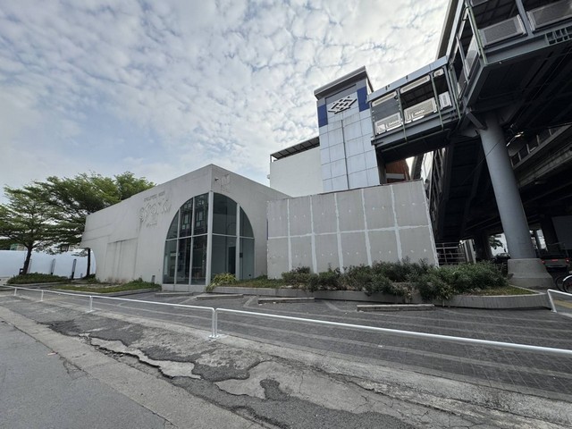 ให้เช่าที่ดินพร้อมอาคาร ติดถนนใหญ่ ซอยจรัญสนิทวงศ์ 74/1 ติดรถไฟฟ้าสถานีบางพลัดให้เช่าพร้อมสำนักงานขาย ทำเลทอง ติดถนนใหญ่ และติดรถไฟฟ้าสถานีบางพลัดเนื้อที่ 170 ตร.วหน้ากว้าง 13 เมตร ลึก 48 เมตรจะเช่าที่ดินเปล่าหรือพร้อมสำนักงานก็ได้คะที่ตั้ง: ซอยจรัญสนิทวงศ์ 74/1 ตำบลบางอ้อ อำเภอบางพลัด จังหวัดกรุงเทพมหานครค่าพิกัดแปลง: 13.79250734,100.50539893สถานที่ใกล้เคียง: - รถไฟฟ้าสถานี�