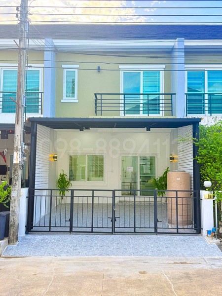 ทาวน์โฮม 2 ชั้น ทำเลดี ถนนเมน ทำเลเด่น ใกล้ซาฟารีเวิลด์ พร้อมเข้าอยู่ #หมู่บ้านพาทาโกเนีย5 เนื้อที่ 20 ตารางวา 3 ห้องนอน 2 ห้องน้ำ ** รายละเอียด **- ทาวน์โฮม 2 ชั้น เนื้อที่ 20 ตารางวา- 3 ห้องนอน 2 ห้องน้ำ 1 ห้องครัว- พื้นชั้นบนและชั้นล่างปูกระเบื้องแกรนิตโต้- ต่อเติมหลังคาโรงจอดรถพร้อมปูกระเบื้อง- จอดรถในบ้านได้ 1 คัน- รีโนเวทใหม่ แถมเฟอร์นิเจอร์ของแถม- แถมฟรี โซฟา โต๊ะกลา�