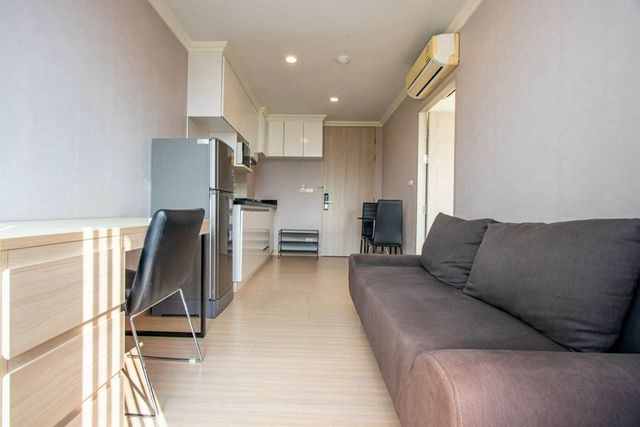 ราคาเพียง 3,299,999 บาท 31.54 ตรม. #PalmSprings Nimman Fountain คอนโด #วิวดอยสุเทพ #เฟอร์นิเจอร์บางส่วน ทำเลทอง ใจกลางเชียงใหม่ #ใกล้นิมมานเหมินทร์รายละเอียดห้อง▪️ 1 ห้องนอน 1 ห้องน้ำ▪️ ขนาด 31.54 ตร.ม.▪️ ห้องครัว พร้อมตู้เย็น + ไมโครเวฟ▪️ เฟอร์นิเจอร์บางส่วน▪️ เครื่องปรับอากาศ▪️ ระเบียงวิวธรรมชาติ มองเห็น ดอยสุเทพ▪️ ห้องหันทิศตะวันตกทำเลศักยภาพ เดินทางสะดวกสุดๆเชื่อมต่อถนนห้วยแก้ว – ซุปเ�