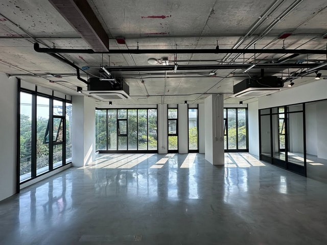 ให้เช่าอาคารพาณิชย์ชั้น 3 (จาก 7 ชั้น) 223 ตร.ม อาคารสหมงคลฟิล์ม ใกล้ BTS อารีย์ 700 เมตร เหมาะทำสำนักงาน โชว์รูม สปา คลีนิค ไพรเวทคลาส และอื่นๆ*** ราคาเช่า 122,650 บาท/เดือน ( ตรม.ละ 550 บาท)ติดต่อ:: ชยา  โทร/ID Line:: 0942823961   Link Line:: https://line.me/ti/p/3xFA1An8Kcรหัส# T26-375อาคารพาณิชย์ 7 ชั้น อาคารสหมงคลฟิล์ม ย่านเงียบสงบ ทำเลดี พหลโยธิน2 ใกล้ BTS อารีย์ 700 เมตร เหมาะทำสำนักงาน โชว์รูม สปา คลีนิค ไพรเวทคลาส และอื่นๆ- อาคาร�