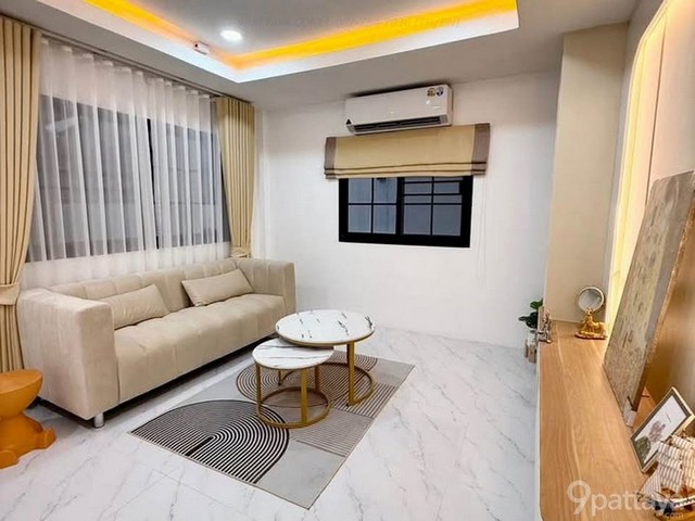 ขาย  ทาวน์เฮาส์ 2 ชั้น หลังริม – สยามคันทรีคลับ พัทยา พรประภานิมิตร 10/1ราคาขาย 2,990,000 บาท ค่าโอน 50:50ติดต่อ คุณช่อผกา โทร 0616198565 LINE 0616198565สำรอง LINE 0812523279 ส่งลิ้งก์ไว้ได้เลยรหัส #9P-13447-ขาย  ทาวน์เฮาส์ 2 ชั้น หลังริม – สยามคันทรีคลับ พัทยา-บ้านทำเลดี เข้าออกสะดวก ใกล้สุขุมวิทและทางรถไฟ -ตั้งอยู่ในสุดของซอย ฝั่งตรงข้ามเป็นลานโล่ง ลมดี บรรยากาศเงียบสงบ เป็นส่วนตัว -ทาวน์เฮาส์ 2 ชั้น หลั�