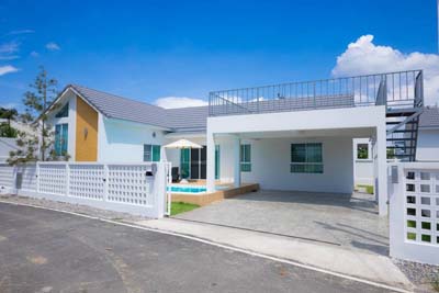 Pool Villa for Sale/Rent @Hangdongขาย พูลวิลล่า หนองแก๋ว หางดง เชียงใหม่ย่านหางดง ใกล้กาดฝรั่ง ,ตลาดหางดง *** บ้านน้ำไม่ท่วมนะคะ***รายละเอียดบ้าน ที่ดิน   75   ตรว.พื้นที่ใช้สอย  185  ตรม.3ห้องนอน 2ห้องน้ำสระว่ายน้ำส่วนตัวหน้าบ้านFurniture ครบ;(แอร์ 4ตัว , เครื่องทำน้ำอุ่น,เตาแก็ส,ฮูดดูดควัน,โต๊ะกินข้าว,ตู้เสื้อผ้า,เตียง, โซฟา, ตู้เย็น, เครื่องซักผ้า )ภายในบ้านจอดรถได้2-3คัน  ห่างจากCentral Airport (โรบินสัน) 20 นา