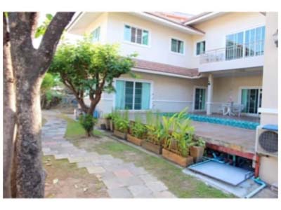 ให้เช่า บ้าน Pool Villa ใกล้โรงพยาบาลลานนา6 ห้องนอน 6 ห้องน้ำ ทำเลดีในเมือง เชียงใหม่  เปิดให้เช่าเดือนละ 45,000 บาท สัญญาการเช่า 1 ปี (ประกัน 2เดือน/ล่วงหน้า1เดือน) รวมทั้งหมดวันแรกเข้า 135,000 บาทรายละเอียด- ที่ดิน 184 ตร.ว. พื้นที่ใช้สอย 464 ตร.ม.- 6 ห้องนอน 6 ห้องน้ำ (รวมห้องนอน ห้องน้ำแม่บ้าน)(มีห้องนอนชั้นล่าง 2 ห้อง) ทุกห้องมีห้องน้ำในตัว-จอดรถได้ 3-4 คัน(โรงรถจอดได้ 2 คัน) -พร้อมสิ่งอำนว�