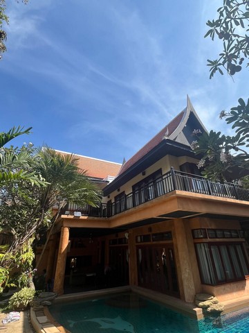 AOM 2643ขายบ้านทรงไทยสุดหรู ริมทะเลพัทยาใต้  ราคา 18 ล้านเท่านั้น สุดหรู สุดคุ้มขายด่วน บ้านสไตล์ไทยประยุกต์ ที่ผสมผสานศิลปะไทยเข้ากับความสะดวกสบายอย่างลงตัว พร้อมสระว่ายน้ำส่วนตัวและบรรยากาศร่มรื่น ใกล้ชายหาดพัทยาใต้ รายละเอียดตัวบ้าน  4 ห้องนอน  5 ห้องน้ำ  1 ห้องครัว  1 ห้องรับแขก  1 ห้องกินข้าว  ห้องแม่บ้านพร้อมห้องน้ำในตัว  สระว่ายน้ำส่วนตัว  โรงจอดรถ  สวนเขตร�