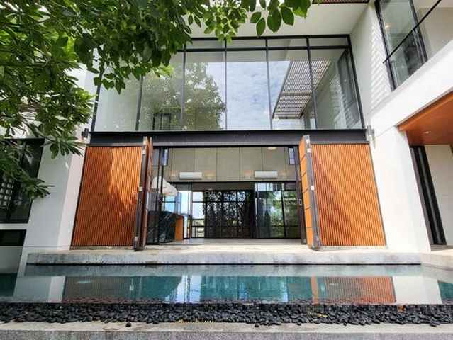 ขายบ้านเดี่ยว พุทธมณฑลสาย 2 ขนาด 151.7 ตร.ว. บ้านโมเดิร์นลอฟท์ พร้อมสระว่ายน้ำ ราคา 22,000,000 บาทรายละเอียดทรัพย์บ้านเดี่ยวสไตล์โมเดิร์นลอฟท์ พร้อมสระว่ายน้ำส่วนตัวบรรยากาศร่มรื่น ล้อมรอบด้วยธรรมชาติ รับลมได้ดีตลอดปีที่ดินขนาด 151.7 ตารางวาพื้นที่ใช้สอยรวม 400 ตารางเมตร2 ห้องนอน3 ห้องน้ำ1 ห้องอเนกประสงค์1 ห้องแม่บ้าน พร้อมห้องน้ำแยก3 ที่จอดรถLiving room แบบ Double Volume เชื่อมต่อพื้�