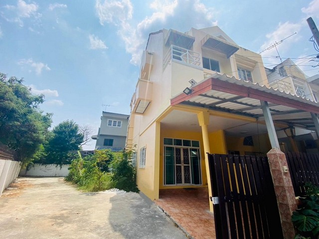 ให้เช่าทาวน์โฮม 2.5 ชั้น 49 ตรว หลังใหญ่สไตล์บ้านเดี่ยว เล่นระดับ เพดานสูง หมู่บ้านเกษราคลาสสิคโฮม ซอยเสรีไทย 81-2 หลังใหญ่สุดในโครงการ*** ราคาเช่า: 20,000 บาท/เดือน*** ราคาขาย 3.5 ล้านบาท  ติดต่อ:: ชยา  โทร/ID Line:: 0942823961   Link Line:: https://line.me/ti/p/3xFA1An8Kcรหัส# T26-374ทาวน์โฮม 2.5 ชั้นหลังใหญ่สไตล์บ้านเดี่ยว หมู่บ้านเกษราคลาสสิคโฮม ซอยเสรีไทย 81/2  เล่นระดับ เพดานสูง หลังใหญ่สุดในโครงการ- เนื้อที่ 49 ตารางวา บ้�