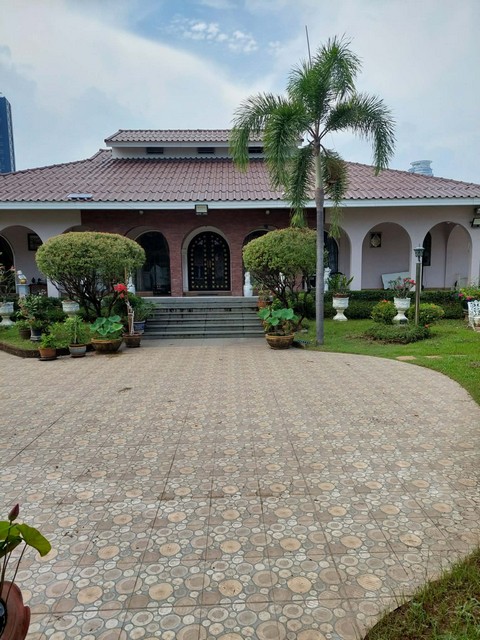 ขายที่ดินพร้อมบ้าน 3 หลัง 359 ตรว. ย่านสุขุมวิท71 ปรีดี 14 ทำเลศักยภาพ ใกล้ทองหล่อ เอกมัย*** ราคาขาย 125 ล้านบาทติดต่อ:: ชยา  โทร/ID Line:: 0942823961   Link Line:: https://line.me/ti/p/3xFA1An8Kcรหัส# T26-376• ที่ดินพร้อมบ้านย่านสุขุมวิท 71 ปรีดี 14 • ขนาด 359 ตารางวา • พร้อมบ้าน 3 หลัง • ทำเลศักยภาพ ความต้องการเช่า/ซื้อสูงมาก• ใกล้ทองหล่อ / เอกมัย / พัฒนาการ / อ่อนนุช  สถานที่ใกล้เคียง:: • ทำเลดี เดินทางสะดวก ใกล้ BTS พระโขนง / เอกมั�