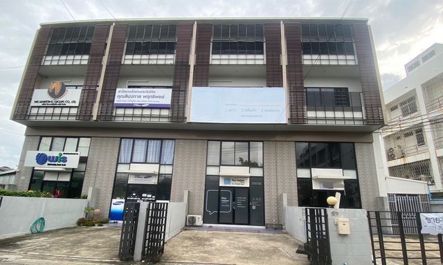 ขายตึก 4 ชั้น 4 ห้อง ซอยลาดพร้าว 101เช่า เดือนละ  39,000 บาทขายห้องละ 12 ล้านบาทสถานที่ใกล้เคียง1. เซ็นทรัล อีสต์วิลล์2. คริสตัล ดีไซน์ เซ็นเตอร์3. บิ๊กซี ซูเปอร์เซ็นเตอร์ ลาดพร้าว 14. โฮมโปร สาขา เอกมัย-รามอินทรา5. โลตัส บางกะปิที่ตั้ง ลาดพร้าว 101 แขวง คลองจั่น เขตบางกะปิ กรุงเทพมหานคร--------------------------------------------------------สนใจชมบ้านหรือขอข้อมูลเพิ่มเติมได้ที่คุณเอียดTel. 081-815-5028Line. 081-815-5028