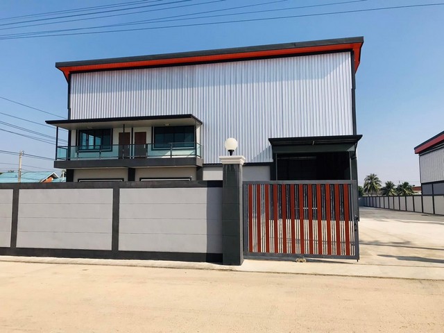 ขายโรงงานพร้อมผู้เช่าพื้นที่ใช้สอยรวม 995 ตรม. ท่าเสา กระทุ่มแบน สมุทรสาคร รหัสทรัพย์ : FS184(กรุณาใช้รหัสนี้ในการสอบถาม FS184)โกดังขนาด 800 ตรม. (20x40)พื้นโกดังรับน้ำหนัก 3-5 ตัน/ตรม.พื้นรอบๆ โกดังรับน้ำหนัก 2-3 ตัน/ตรม.ความสูงโกดัง 11 เมตรออฟฟิศ 2 ชั้นขนาด 115 ตรม.ห้องน้ำในส่วนออฟฟิศมี 2 ห้องเนื้อที่ทั้งหมด 1 ไร่ 3 งาน 42 ตารางวาไฟฟ้า 3 เฟสระบบน้ำบาดาลรถเทรลเลอร์เข้าออกได้พิกัด : ต.ท่าเ