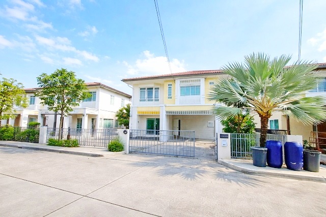 โรงเรียนสาธิตพัฒนา 700ม. ซาฟารีเวิลด์ 900ม. คฤหาสน์ บ้านเดี่ยวให้เช่า 3นอน 3น้ำ.  70 ตร.ว.  280 ตร.ม. 2ชั้น เฟอร์นิเจอร์ครบ 5แอร์ทั้งหลัง พื้นที่กว้าง จอดรถได้หลายคัน บรรยากาศเงียบสงบ เหมาะสำหรับครอบครัวขนาดกลางถึงใหญ่ พร้อมเข้าอยู่ทันที 21,998B-MSatit Pattana Sch 700m Safari World 900m. Mansion Two storey House for rent 3beds 3baths 70sq.w. 280sq.m. fully fur 5a/c in every room spacious area multiple parking spaces quiet environment suitable for medium to large families ready to move in 21,998B-Mหทัยราษฎร์ ถ.ปัญญาอินทรา ใกล้ทางด่วนแล�