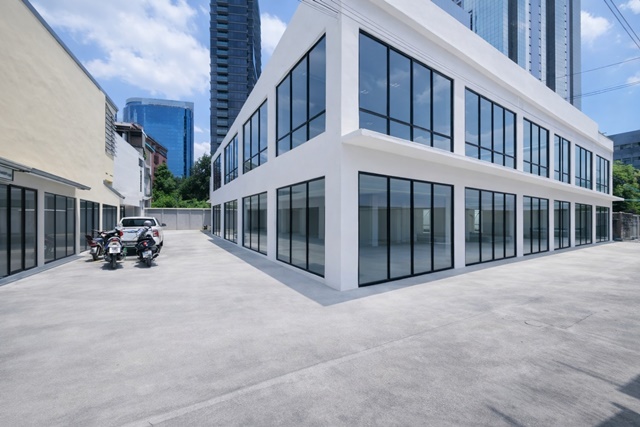 ใกล้ BTS สุรศักดิ์ 200ม. เซ็นทรัล บางรัก 550 ม.  160ตร.วา 822ตร.ม. Showrooms 6คูหา เดอะ แบงค็อก สาทร  โกดังให้เช่า 2นอน  4ห้องน้ำ  รีโนเวทใหม่ ใจกลางสาทร เดินทางสะดวก เหมาะคลังสินค้าและธุรกิจ พร้อมพื้นที่จอดรถหลายคัน รองรับการใช้งานเชิงพาณิชย์เต็มรูปแบบ 119,996 B-Mnear BTS Surasak 200m for rent 2beds 4baths Central Bangrak 550m 160sq.wa 822sq.m  Showrooms Warehouse 6Units The Bangkok Sathorn newly renovated in Sathorn prime area convenient transport suitable for storage logistics and business operations with multiple parking spaces 119,996 B-Mสาทร ถนนเจริญราษฎร์ แข�